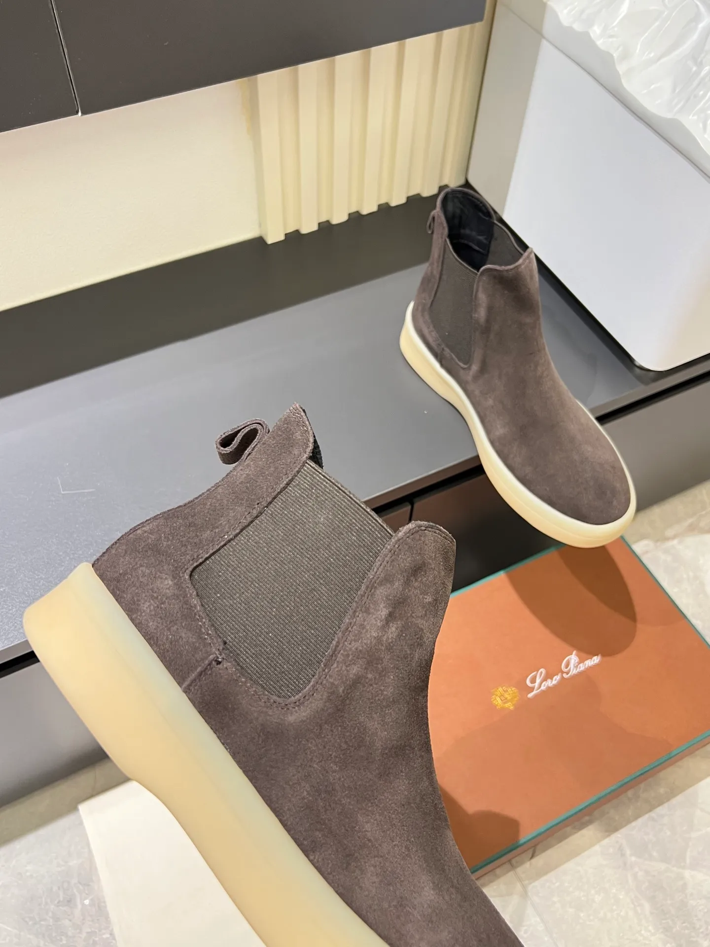 p440 Loro Piana's new niche winter men's mid-top shoes are shipped! The fabric is made of mercerized cowhide imported from Italy, with a sheepskin lining, which is comfortable, breathable and not stuffy to the feet. The outsole is made of natural rubber, which is wear-resistant and non-slip! Size: 38-44 (45.46.)